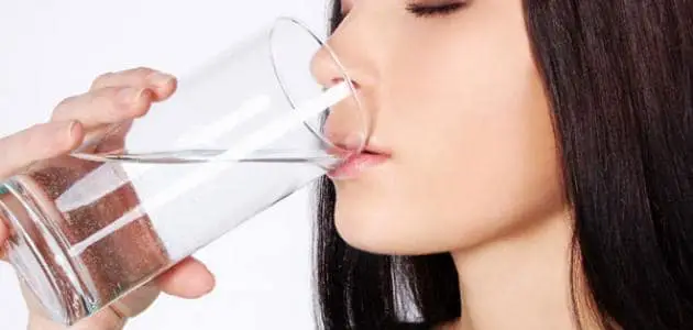 ما هي العلاقة بين كمية الماء التي تشربينها يوميا وبين نضارة بشرتك