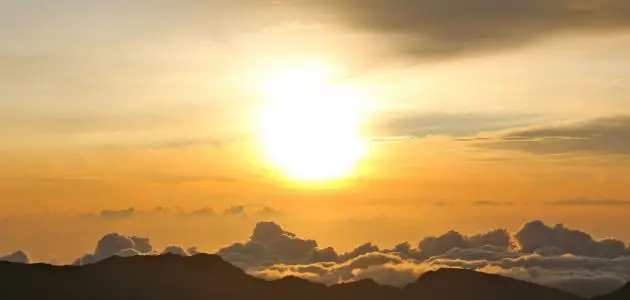 تقع في وسط المجموعه الشمسيه؟