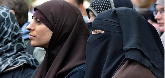 حوار عن الحجاب بين 4 أشخاص