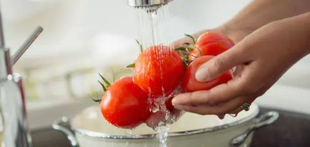 الطريقة الصحيحة لغسل الخضروات والفواكه