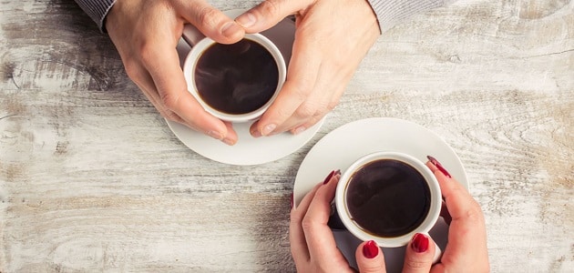 تشرب القهوة في فنجان وتؤكل الكعكة في