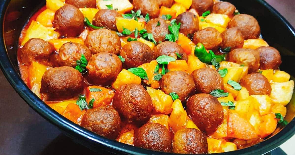 طريقة عمل صينية البطاطس بكرات اللحم والخضار