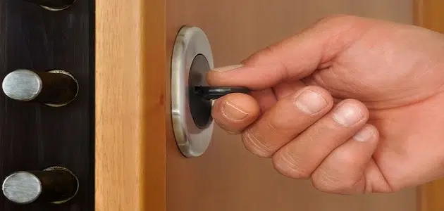 كيف افتح باب وفية مفتاح من الداخل