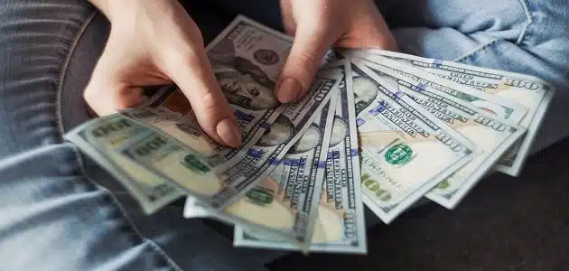 تفسير حلم إعطاء المال لشخص معروف