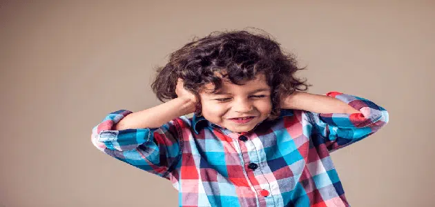 وضع الطفل يده على اذنه عند الصوت العالي